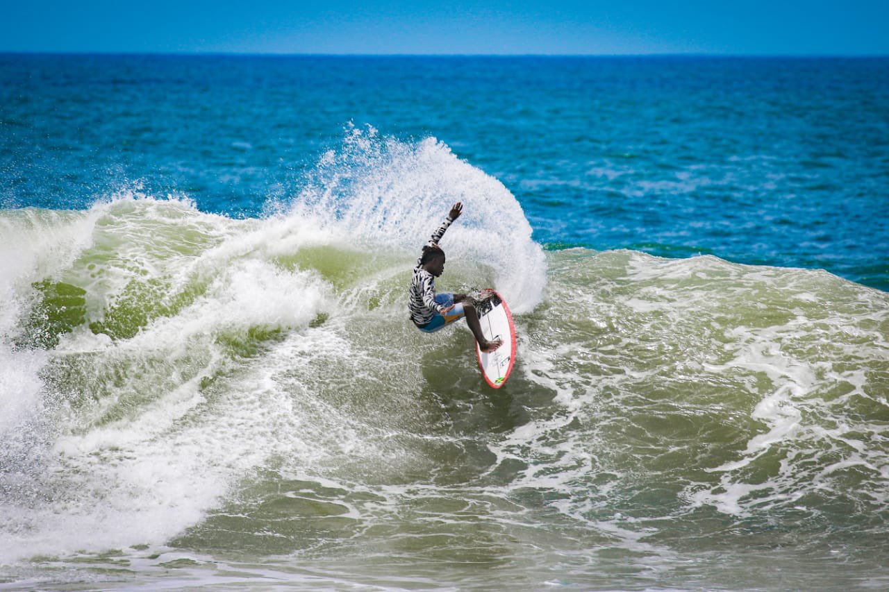 Surfistas internacionales entrenan en playa El Tunco, a 3 días que inicie el Mundial en El Salvador surfistas-internacionales-entrenan-en-playa-el-tunco-a-3-dias-que-inicie-el-mundial-en-el-salvador